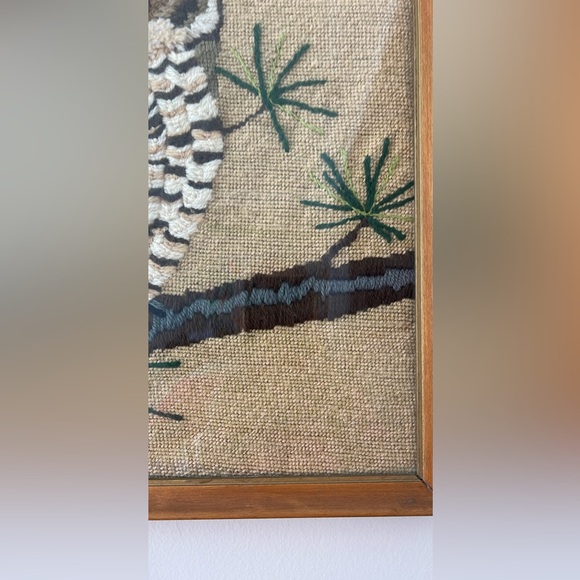 Vintage Gorgeous crewel fibre art Boho 1970s Owl framed under glass 15.5x15.5 - Picture 7 of 10